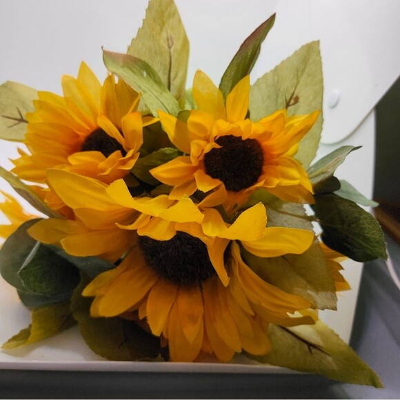 Hand Crafted Floral Table Centerpiece Sunflower Flower Glass Vase - Picture 3 of 7